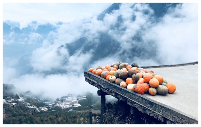 云上增头羌寨  范雨涛 摄影_副本.jpg